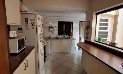 Casa para Locação em Taubaté, Jardim Eulália, 4 dormitórios, 4 suítes, 2 banheiros, 2 vagas