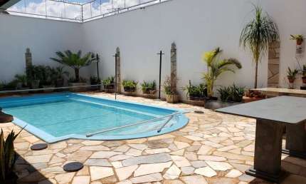 Casa com 6 quartos para alugar no Parque das Américas, Uberaba 