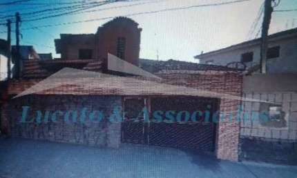 Sobrado para venda no Centro de São Vicente SP piso superior 02 dormitórios, sacada e banheiro social piso inferior 01 dormitório, sala ampla, cozinha