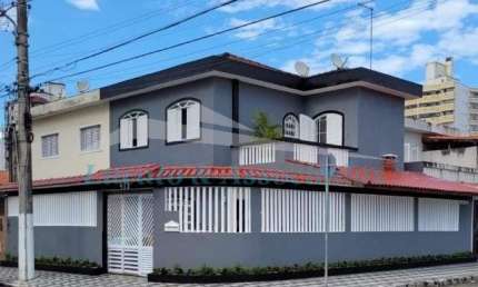 Sobrado geminado na Ocian, 03 dormitórios sendo 01 suíte, 02 vagas de garagem, churrasqueira e piscina.
