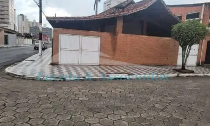 Casa terrea isolada de esquina, na aviação, praia grande sp, sendo 03 dormitorios, 02 banheiros, 01 sala, 04 vagas, excelente localização.