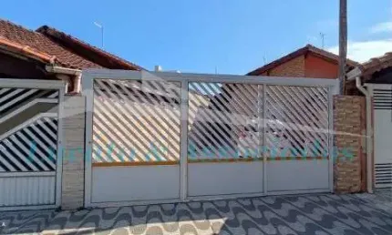 Casa à venda em Praia Grande-SP, bairro Real: 2 quartos, 1 suíte, 1 sala, 2 banheiros, 2 vagas de garagem, 100m² de área.