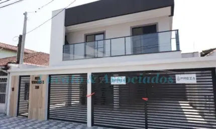 Casa com sacada em Condomínio à Venda em Praia Grande-SP, Bairro Maracanã - 3 Quartos, 1 Sala, 1 Banheiro, 1 Vaga de Garagem - 67,21m².