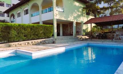 Ponta Negra: Espetacular Casa Triplex com Piscina em Terreno Arborizado de 900m²
