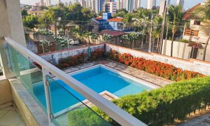 Ponta Negra: Espetacular Casa Triplex com Piscina em Terreno Arborizado de 900m²