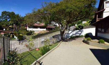 Casa para venda possui 300 metros quadrados com 5 quartos em Várzea - Teresópolis - RJ