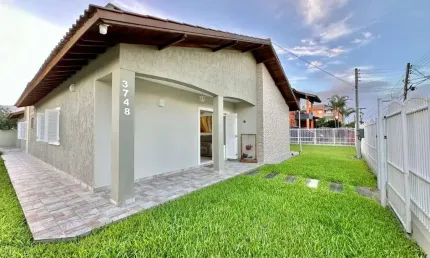 Casa com 3 quartos à venda na Rua das Rosas, 3748, Posto 4, Capão da Canoa por R$ 1.180.000