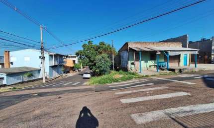 Terreno de esquina com 187 m2, construção de alvenaria de 50 m2, no bairro Nova Sapucaia, Sapucaia do Sul