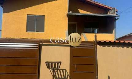 Casa dois pavimentos localizada no bairro Serra Azul/ Sarzedo