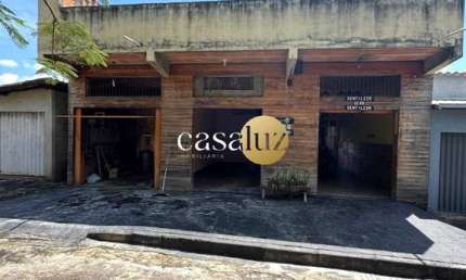 Casa com 2 lojas localizada no bairro Santo Antônio/ Sarzedo