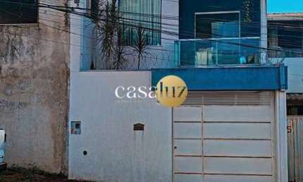 Casa triplex geminada localizada no bairro Niterói /Betim