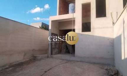 Casa duplex geminada em construção localizada no bairro Serra Azul /Sarzedo