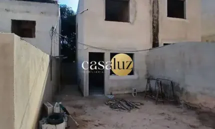 Casas em construções localizadas no bairro Jardim Rosário /Ibirité