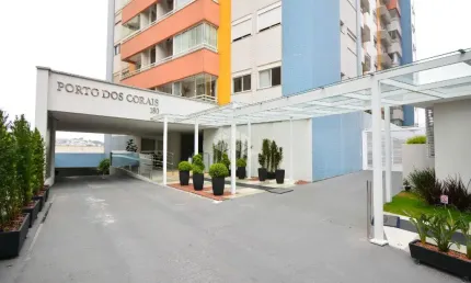 APARTAMENTO SEMIMOBILIADO COM 3 QUARTOS SENDO 1 SUÍTE E 1 VAGA DE GARAGEM NO CENTRO FLORIANÓPOLIS/SC