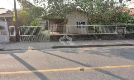 Casa de alvenaria com rua asfaltada em ótima localização no parque  guarani