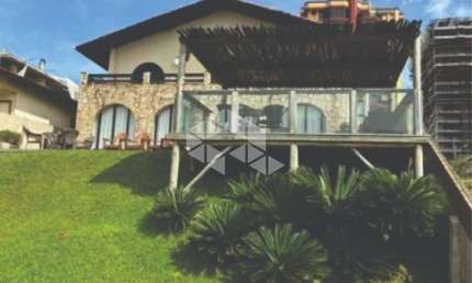 Casa frente Mar Piçarras em terreno de 1.102m2 com 6 suítes, 450m2 de área construída.