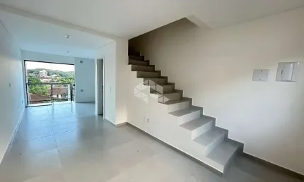 Casa geminada com 2 suítes no bairro Anita Garibaldi