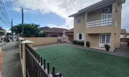 Linda casa sozinha no terreno com 2 quartos  amplos e edícula nos fundos