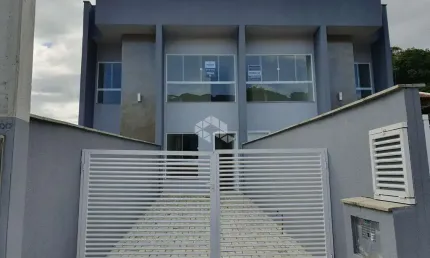 Sobrado geminado com 2 suites e 2 vagas no Vila Nova