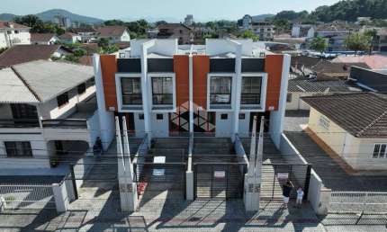 CASA GEMINADA A VENDA 3 QUARTOS SENDO 1 SUÍTE NO FLORESTA