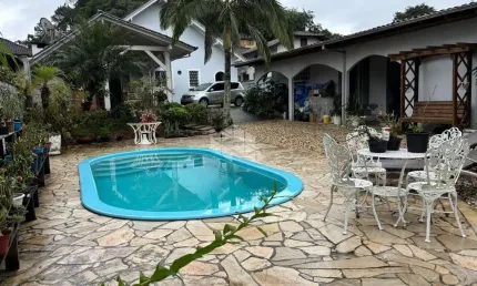 Casa averbada 3 quartos com piscina e amplo terreno em Joinville