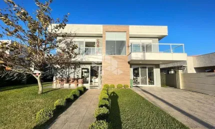 Sobrado à venda, com 4 dormitórios, 2 vagas, no condomínio Malibu, Xangri-Lá/RS