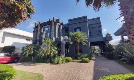 Sobrado à venda, com 5 quartos/dormitórios, 4 vagas/box, no condomínio Villagio, Xangri-Lá/RS