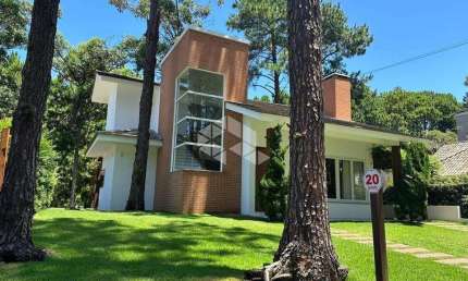 Sobrado á venda, com 3 quartos/dormitórios, 2 vagas/box, no condomínio carmel, Xangri-Lá/RS