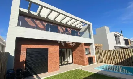 Sobrado à venda, com 4 quartos/dormitórios, 2 vagas/box, no condomínio Blue, Xangri-Lá/RS