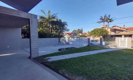 Casa térrea com 4 suítes + lavabo, amplo living com lareira e com acesso ao pátio em frente, quanto aos fundos da casa