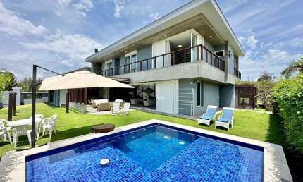 Casa sobrado, 5 suítes, suite master com 40m², terreno 24x30, piscina , em Atlântida /Xangri-lá