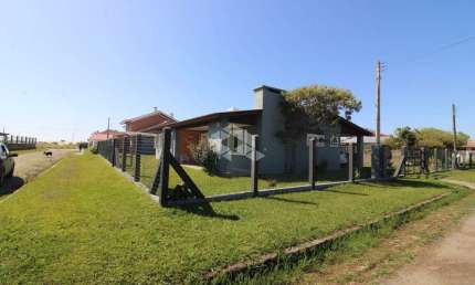Casa à venda, com 3 quartos/dormitórios, 2 vagas/box, na praia de Xangri-Lá/RS