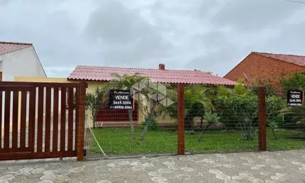 Casa à venda, com 3 dormitórios, 3 vagas/box, no Centro de Xangri-lá/RS