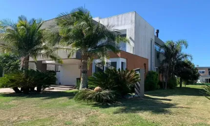 Sobrado à venda, com 4 quartos/dormitórios, 2 vagas/box, no condomínio Enseada, Xangri-Lá/RS
