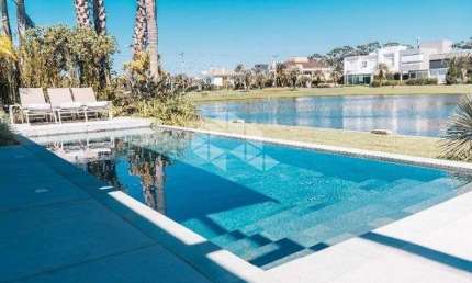 Casa com 4 suítes e piscina no CONDOMÍNIO BOSQUES DE ATLÂNTIDA