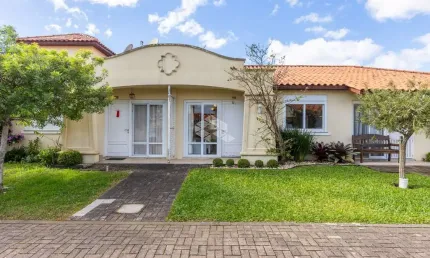CASA HERMOSA - Unidade 274 Possui 3 dormitórios sendo 1 suíte, mobiliada, varanda fechada com churrasqueira. Posição central no condomínio na rua do c