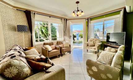 Casa com 1 suíte com hidromassagem e closet  + 1 dormitório , 1 banheiro social , Living amplo integrado , Cozinha americana na Praia da Rainha do Mar