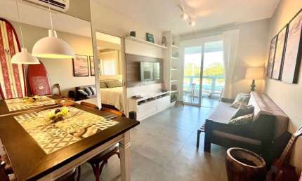 Apartamento de 1 quarto e 1 banheiro, sol da manhã, sacada fechada com churrasqueira, living amplo, cozinha americana e lavanderia. Possui 1 vaga de g