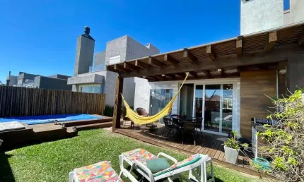Casa em Condomínio à venda no bairro Noiva do Mar, Xangri-Lá, com 3 suítes e 140m²