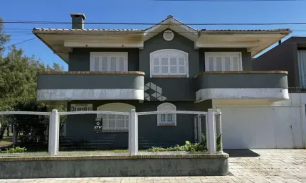 Casa a uma quadra do mar, com 02 dormitórios/ Suítes ambos com sacada, mobiliado, no Centro de Xangri-lá/RS.