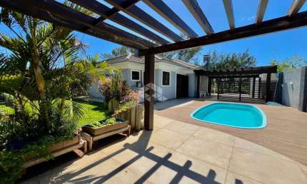 Casa 03 dormitórios, suíte, 3 vagas piscina Mariápolis-Xangri-Lá