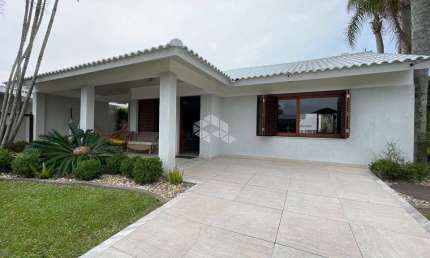 Casa 03quartos/dormitórios/suíte, piscina e 02 vagas/box em Xangrilá!