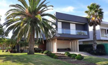 Casa em Condomínio à venda em Xangri-Lá com 6 quartos (6 suítes)