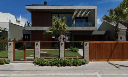 Casa Rua Guaia das Pedras Atlântida com 350,00 M²   ,Lote com 648 M² ( 18x36) ,05 Suítes sendo 02 no Térreo  ,Lavabo  ,Mobilada  ,Decorada