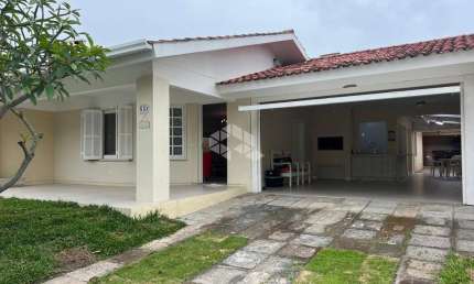 Casa térrea 4 quartos, 2 vagas no Centro de Xangri-lá