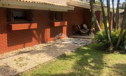 Casa à venda, com 4 quartos/dormitórios, 3 vagas/box, no Centro de Xangri-lá/RS