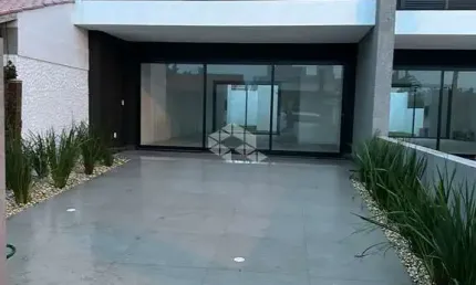 Sobrado à venda, com 3 dormitórios, 2 vagas, no centro de xangri-lá/rs