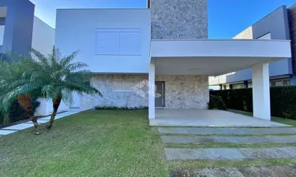 BELISSÍMA CASA NO CONDOMÍNIO SEA COAST COM VISTA PARA O LAGO, EM XANGRI-LÁ/RS.