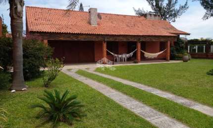 Casa 03 quartos/dormitórios e 02 vagas/box, em Xangrilá!