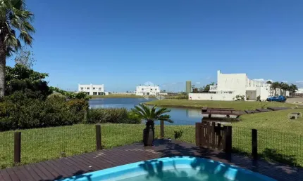 Casa 3 dormitórios, 1 suíte, piscina, no condomíniio Pateo Marbella - Xangri-lá